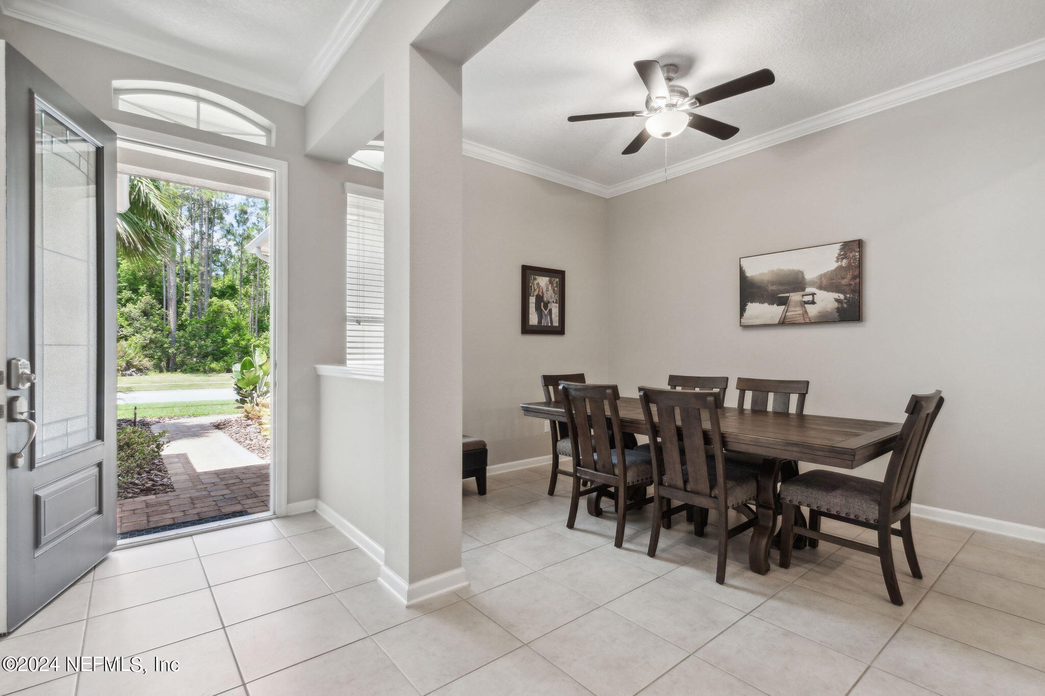 369 Medio Drive St. Augustine, FL 32095 - Photo 4 of 25 a view of a dining room with furniture and a potted plant