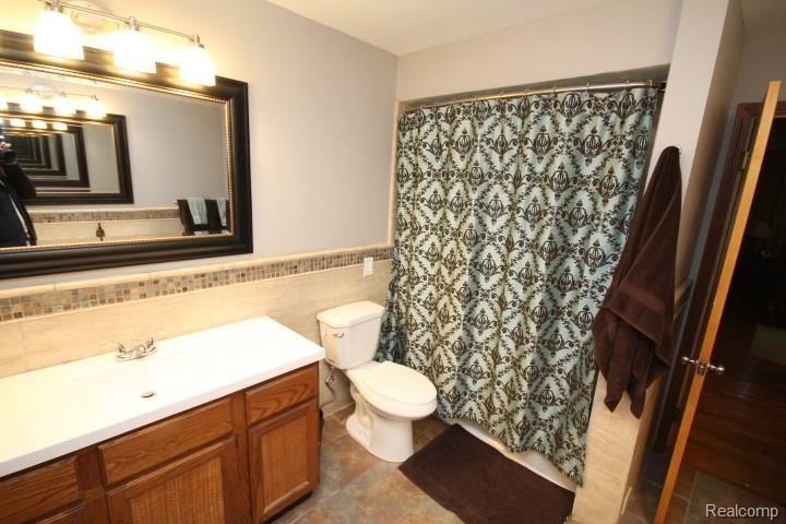 1083 Kingsview Avenue Rochester, MI 48309 - Photo 13 of 31 IMG_4214.jpg