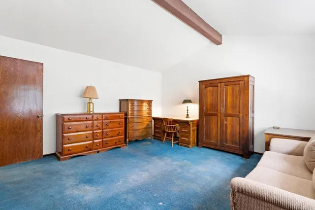 a view of livingroom with furniture