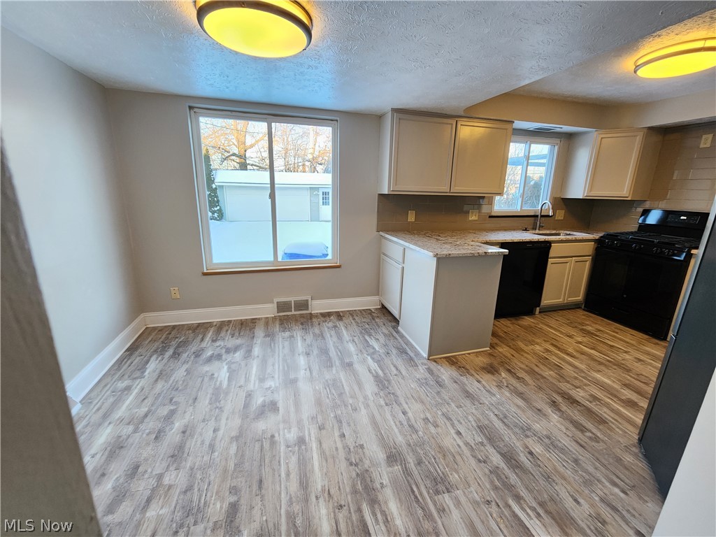 2452 Bromley Road Cleveland, OH 44118 - Photo 9 of 24 Eat-in area