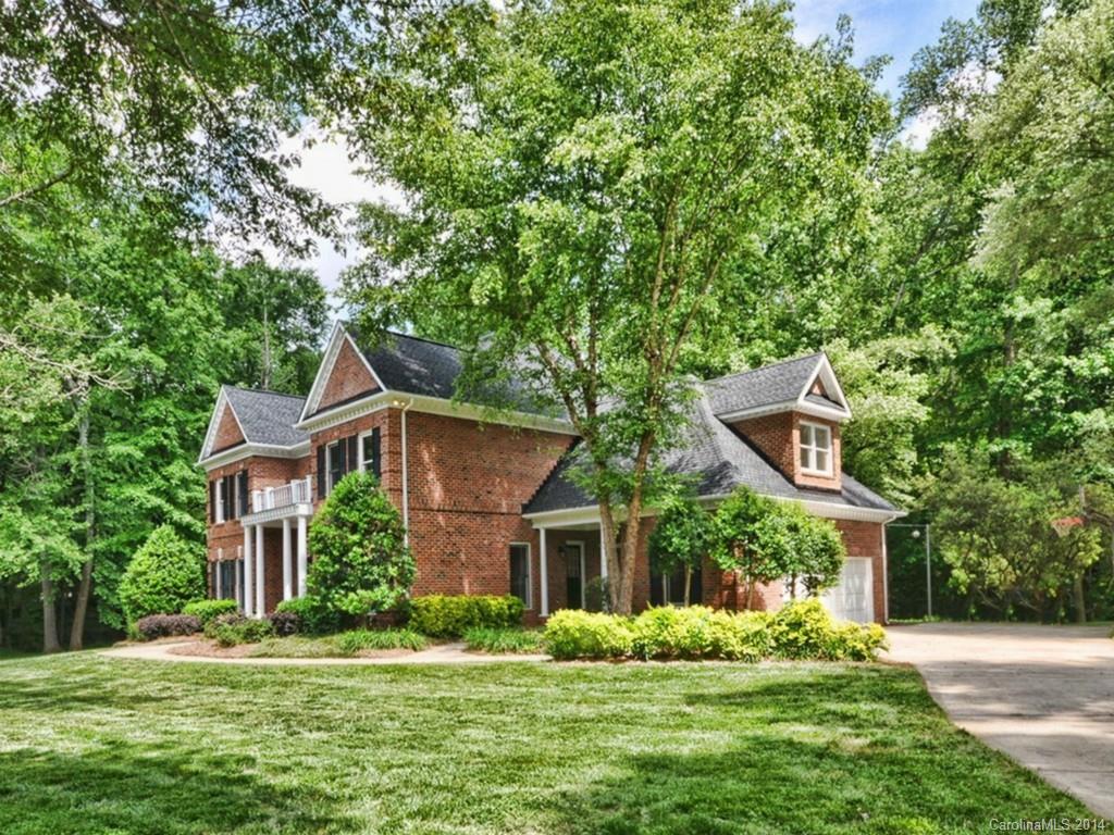 13504 Scanlan Way Davidson, NC 28036 - Photo 2 of 23 a front view of house with yard and green space