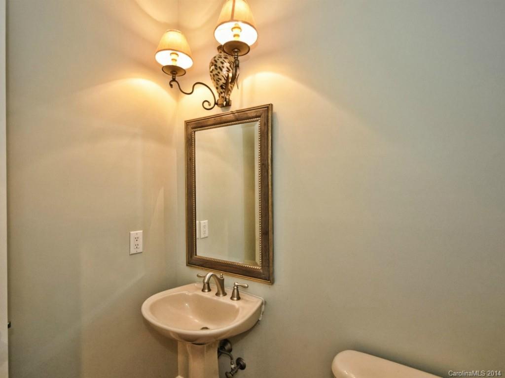 13504 Scanlan Way Davidson, NC 28036 - Photo 14 of 23 a bathroom with a sink a mirror and a toilet