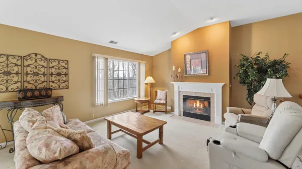 $372,500 | 628 King Court, Unit 628, East Dundee, IL 60118