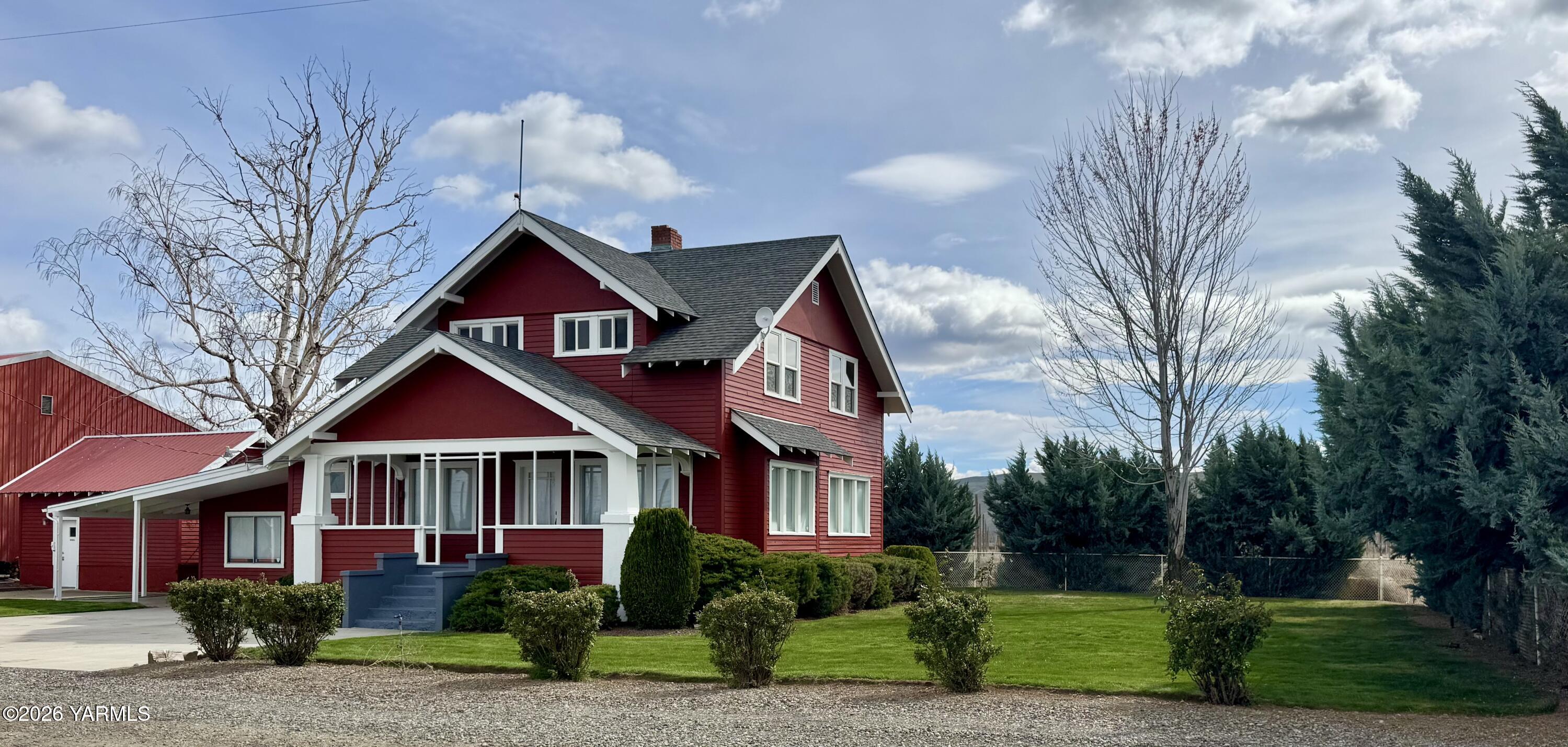 7801 Campbell Road, Unit 1 Toppenish, WA 98948 - Photo 33 of 46 a front view of a house with a yard