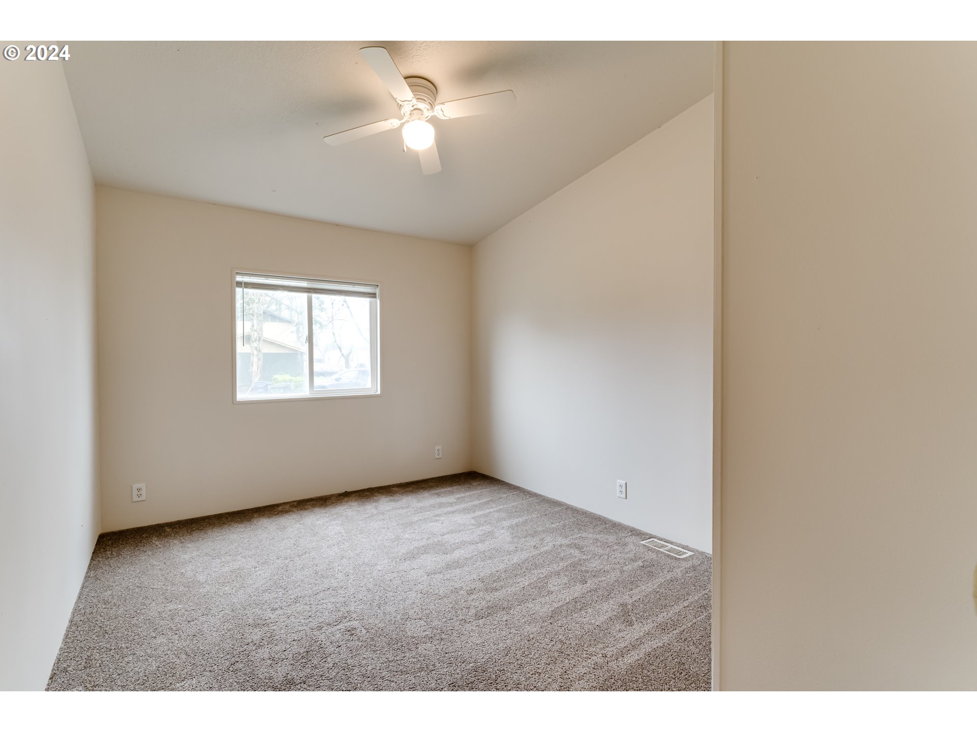 301 Smith Loop Springfield, OR 97478 - Photo 20 of 32 a view of an empty room with a window