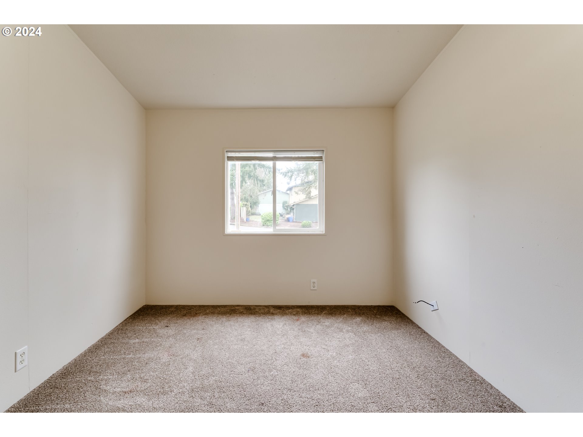 301 Smith Loop Springfield, OR 97478 - Photo 23 of 32 an empty room with a window