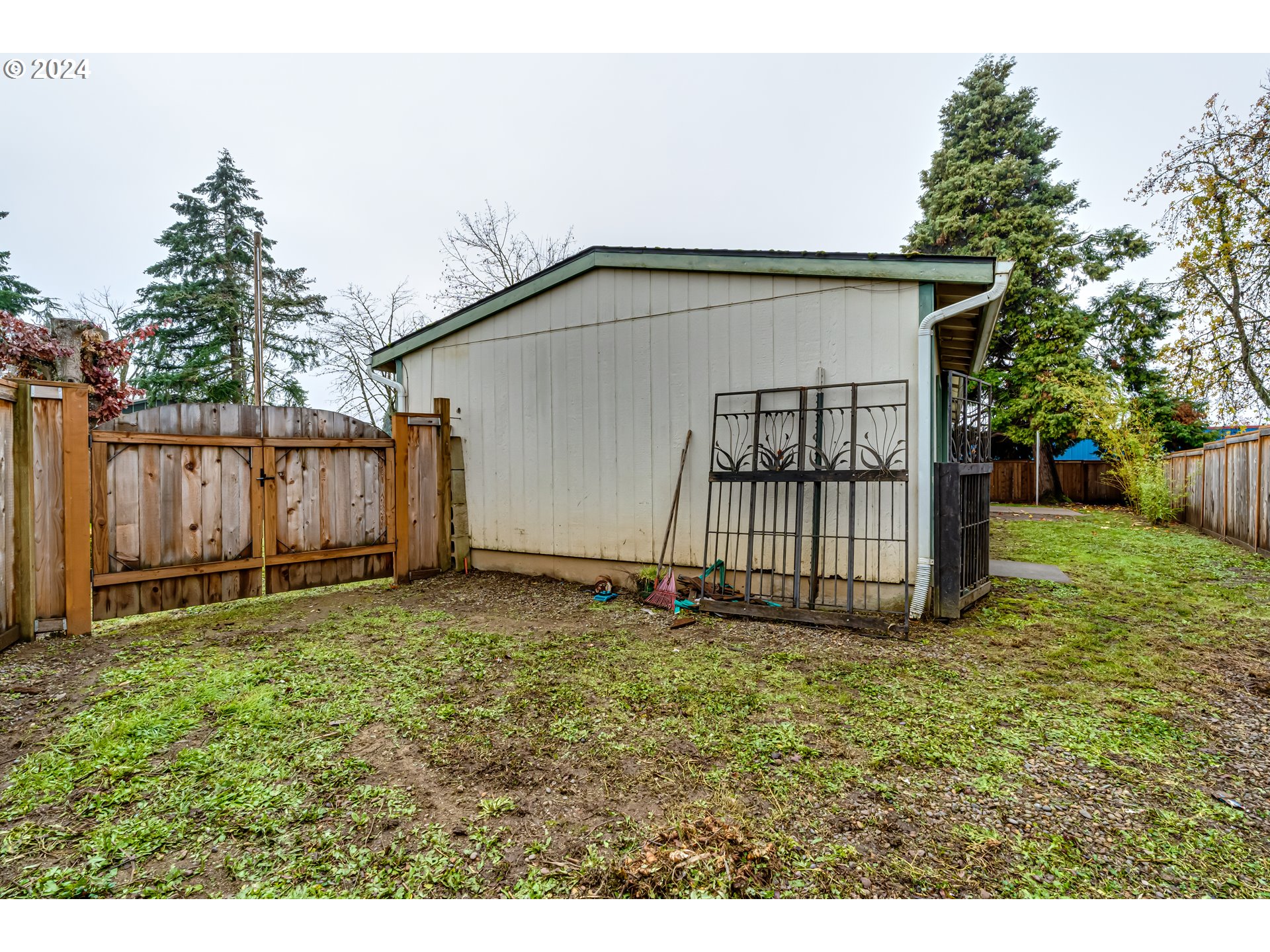 301 Smith Loop Springfield, OR 97478 - Photo 31 of 32 a view of a backyard