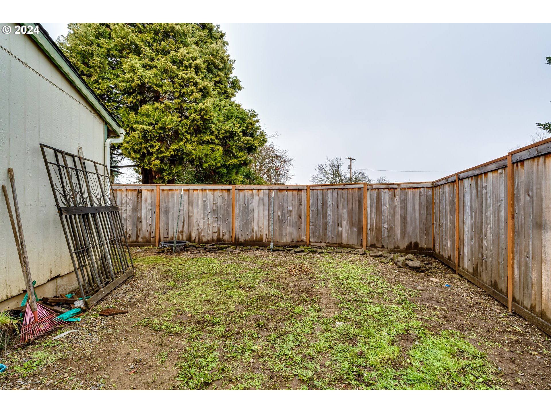 301 Smith Loop Springfield, OR 97478 - Photo 32 of 32 a backyard of a house