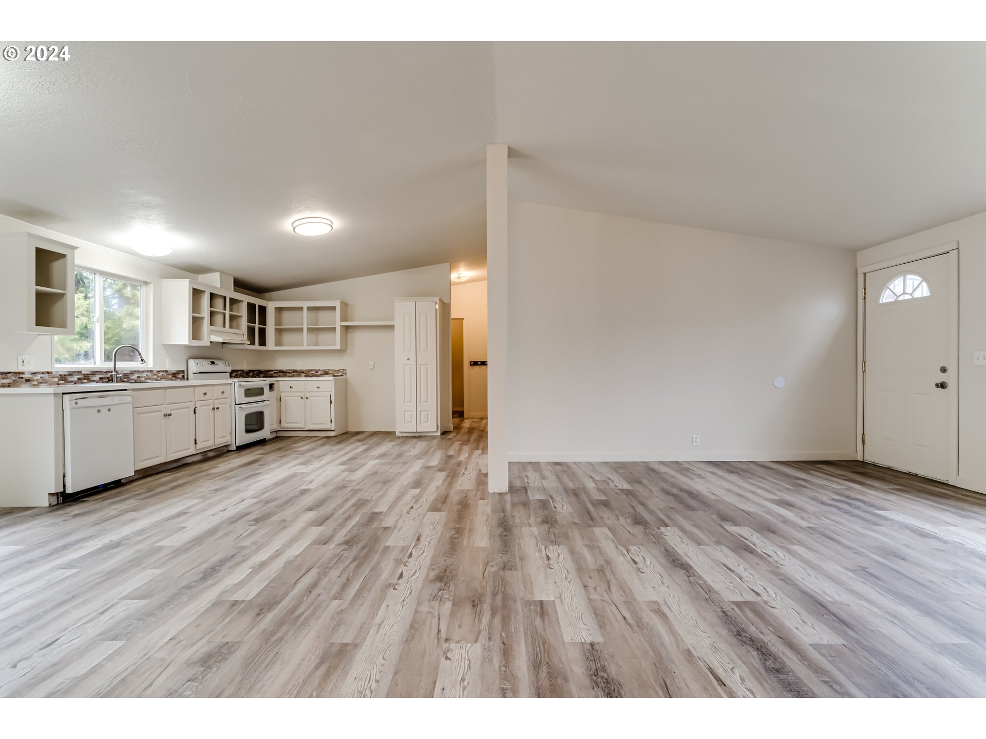 301 Smith Loop Springfield, OR 97478 - Photo 4 of 32