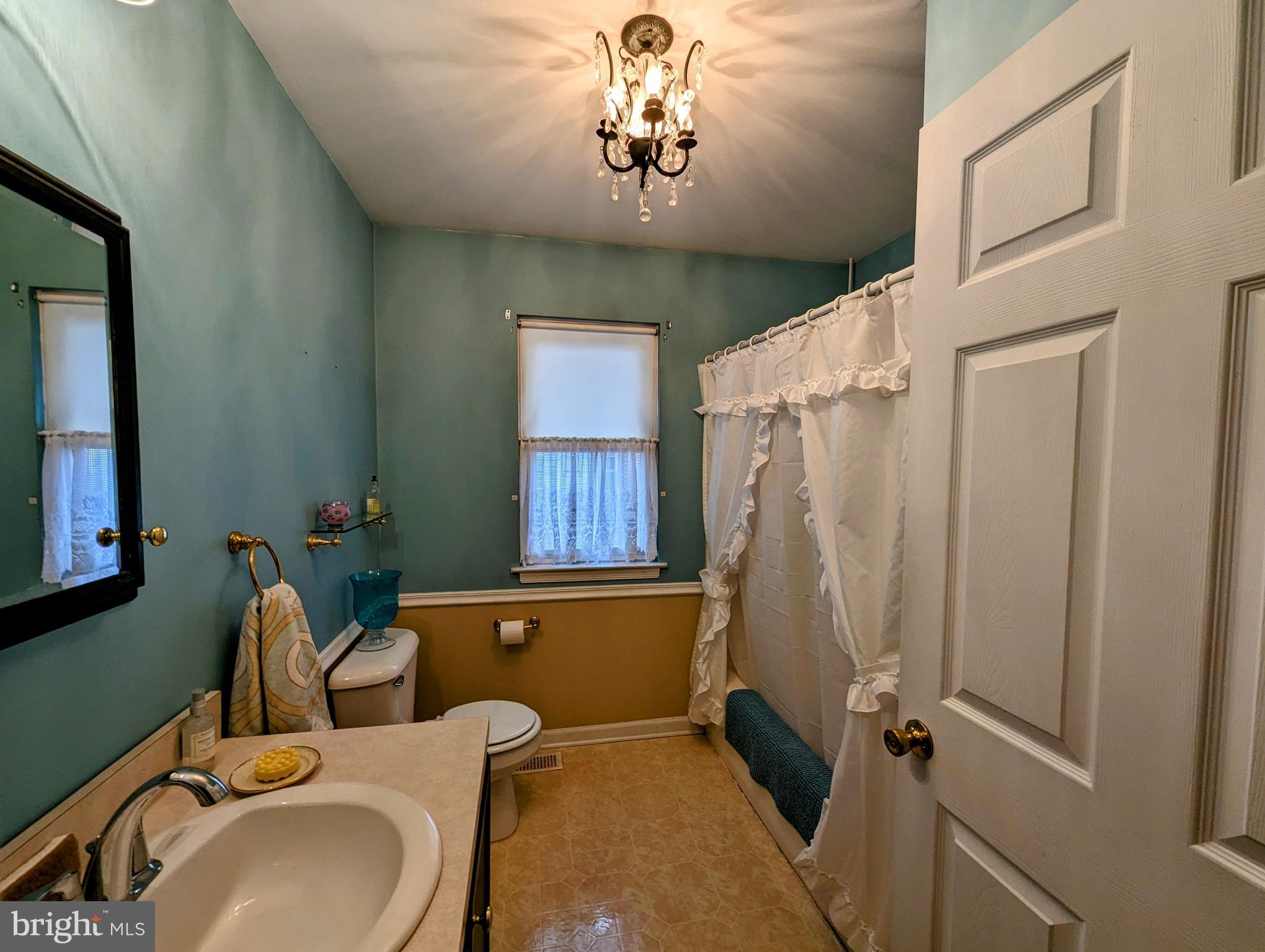 612 Ridgeway Street Gloucester City, NJ 08030 - Photo 18 of 28 Full bath has one piece tub/shower unit.