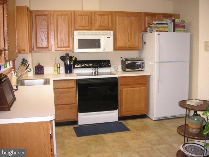 2229 Gunsmith Square Reston, VA 20191 - Photo 4 of 17 Kitchen
