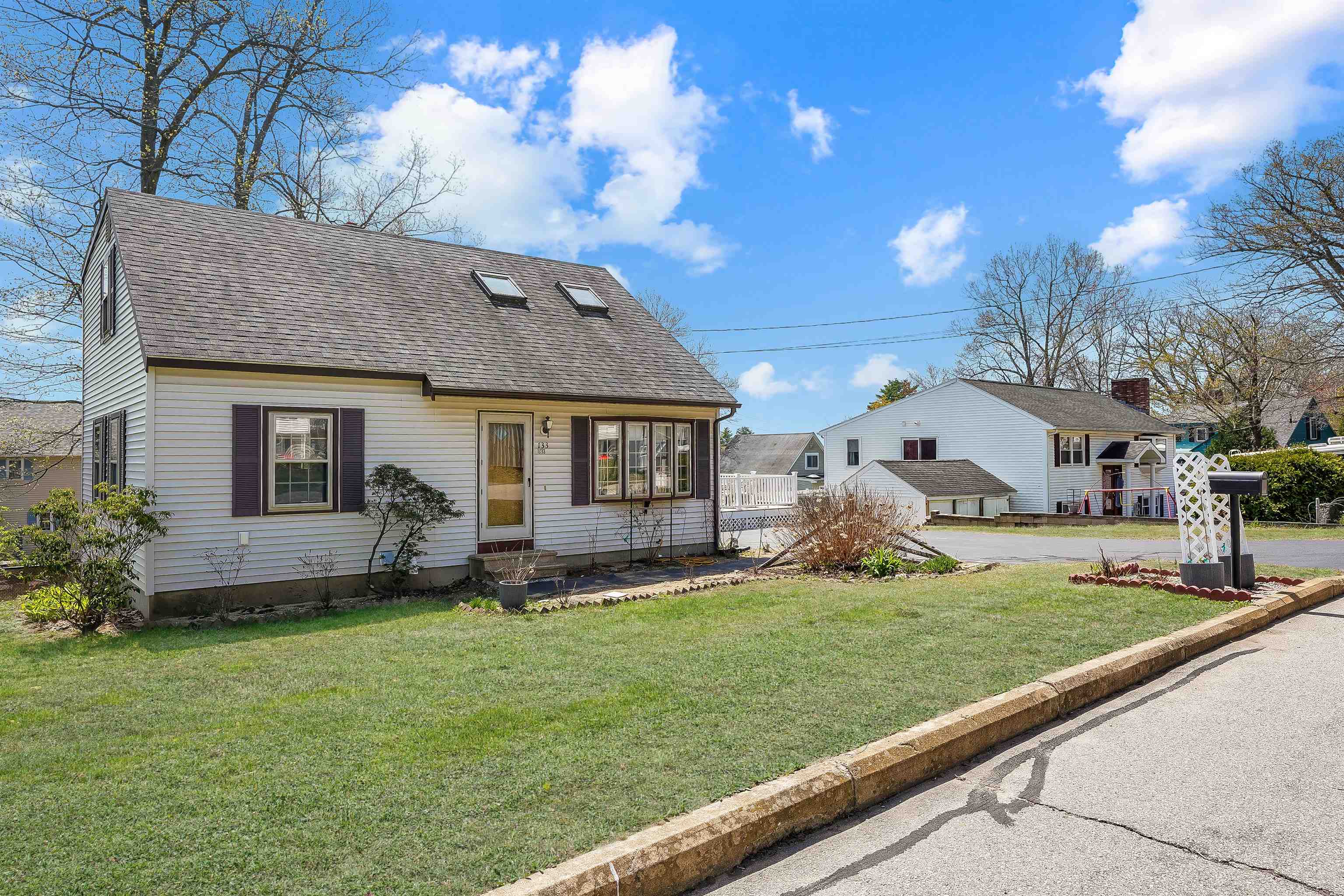 133 Mapleton Road Manchester, NH 03103 - Photo 2 of 41