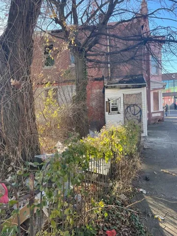 a view of yard with tree in the background