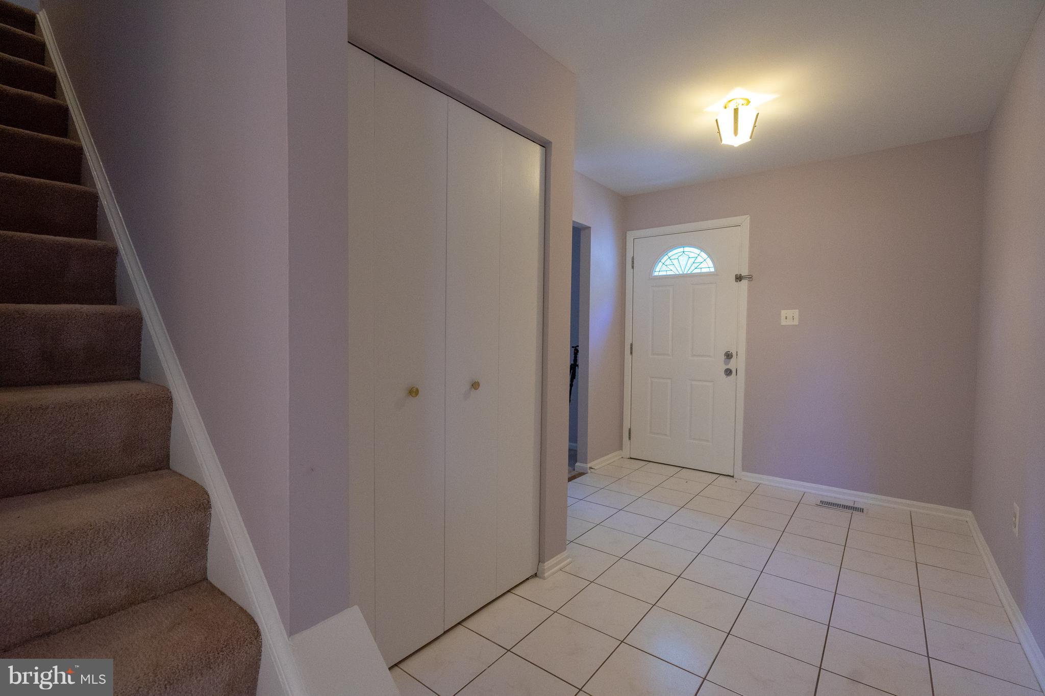 9126 Roundleaf Way Gaithersburg, MD 20879 - Photo 17 of 30 Foyer