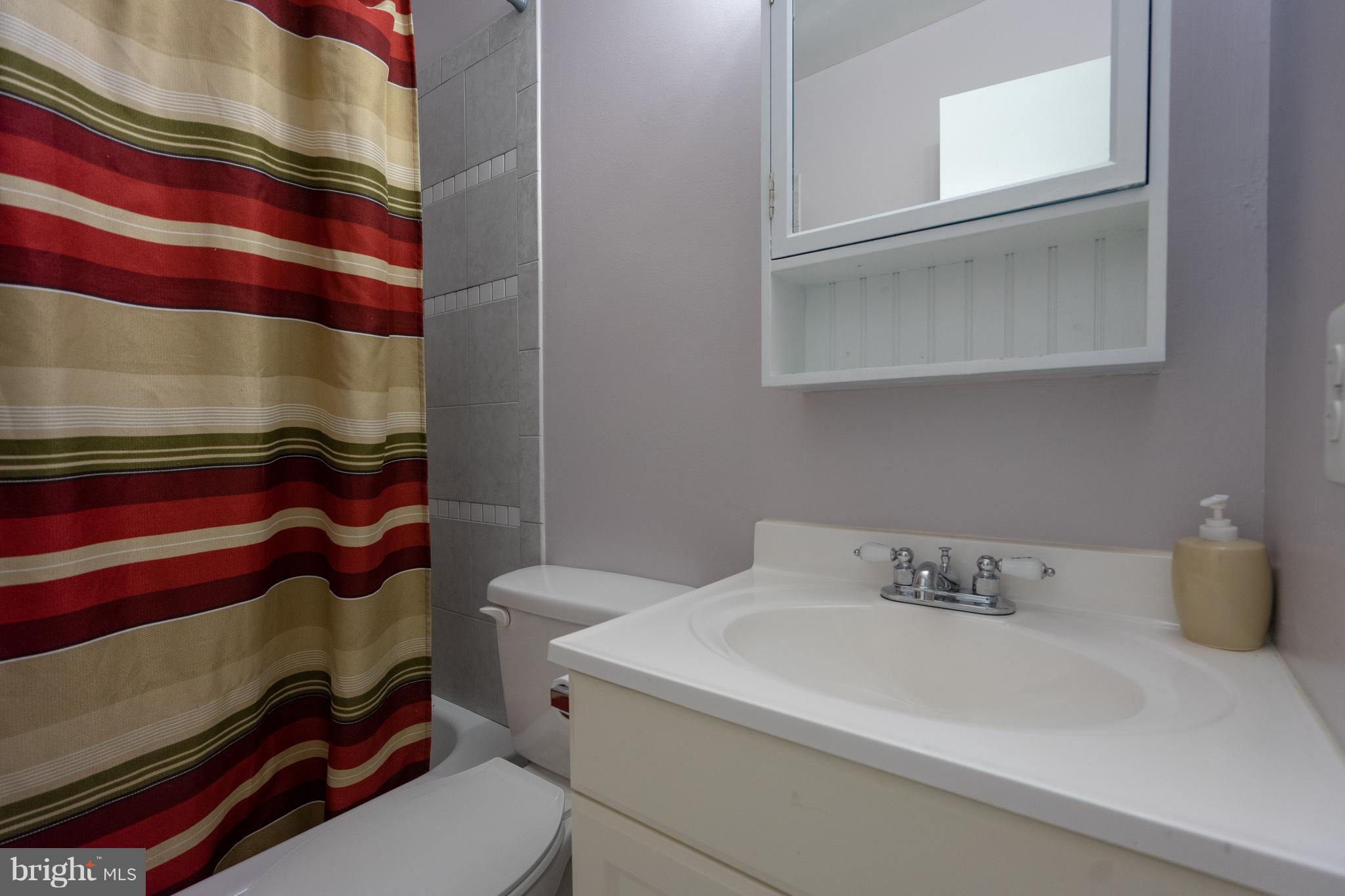 9126 Roundleaf Way Gaithersburg, MD 20879 - Photo 22 of 30 Bathroom