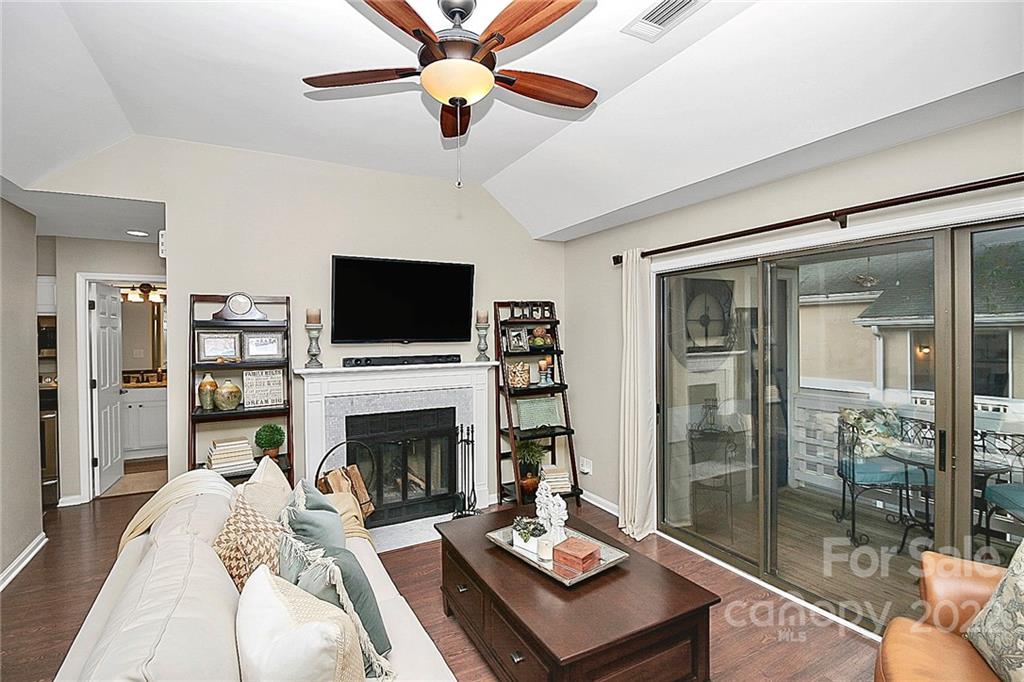 318 Queens Road, Unit 15 Charlotte, NC 28204 - Photo 2 of 27 Gallery Image 2