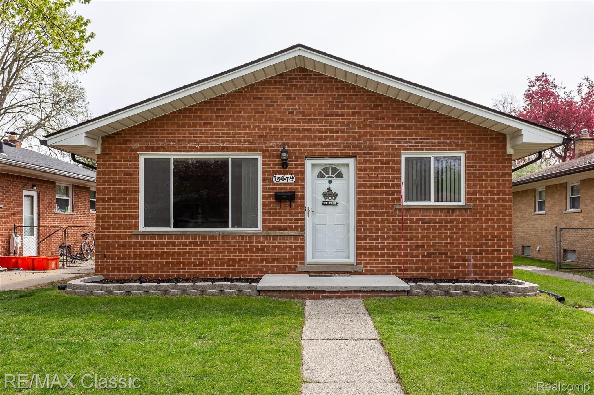 19644 Rensellor Street Livonia, MI 48152 - Photo 1 of 34 19644 rensellor exteriors (2).jpg