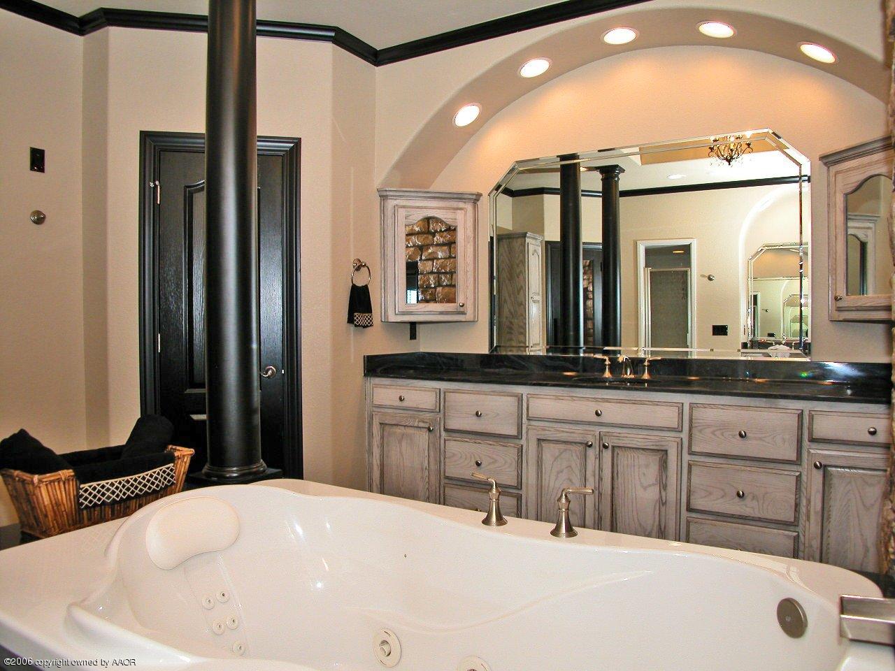 9201 Rj Drive Amarillo, TX 79119 - Photo 12 of 15 Master Bathroom