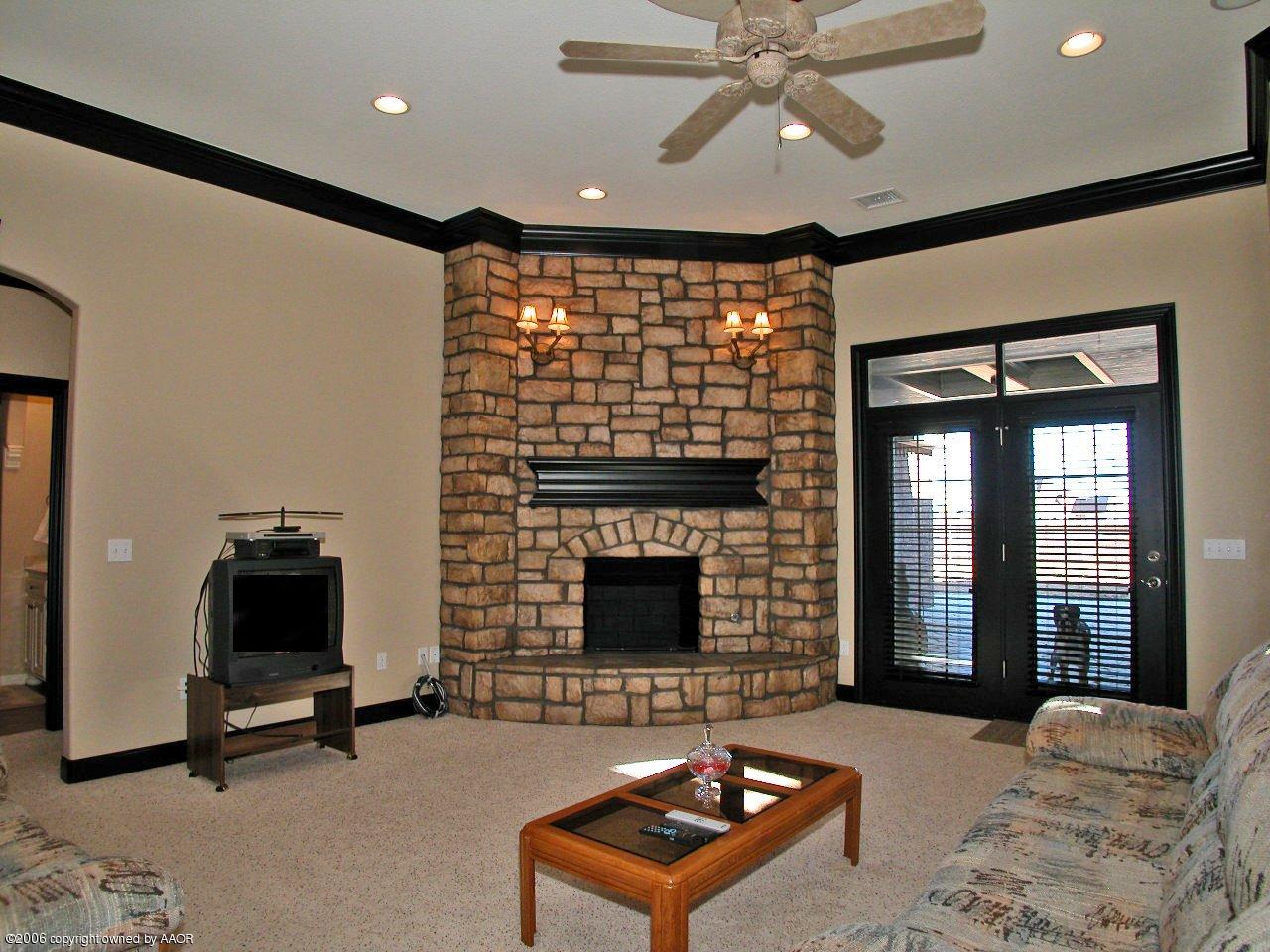 9201 Rj Drive Amarillo, TX 79119 - Photo 3 of 15 Living Room