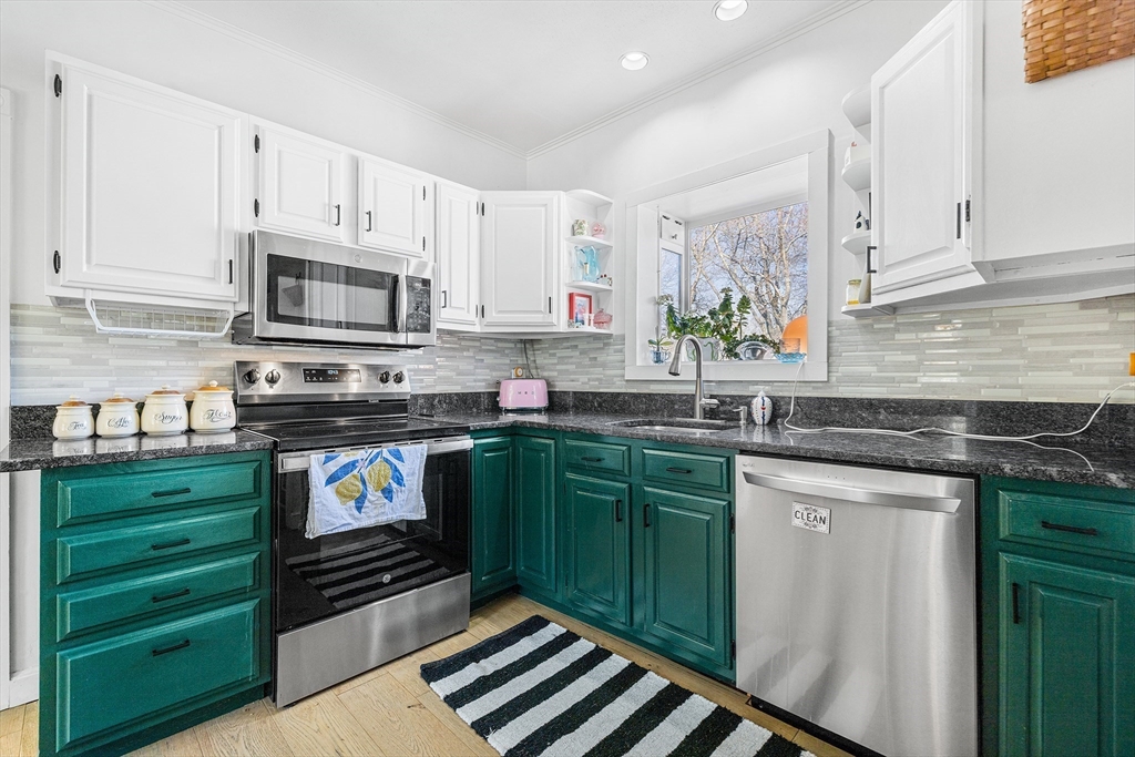 17 Vale Road Wakefield, MA 01880 - Photo 4 of 25