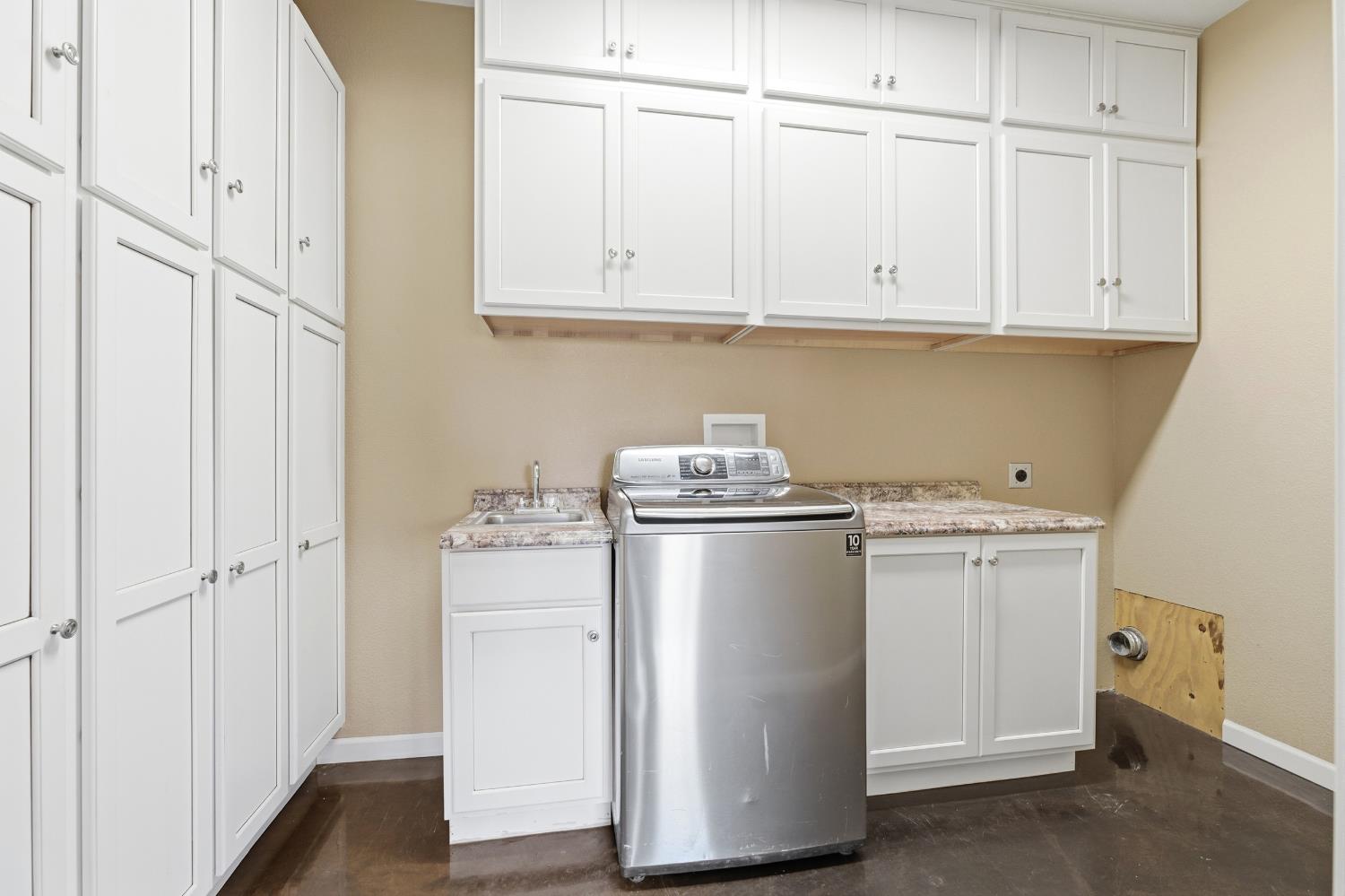 4224 Griffin Road Hughson, CA 95326 - Photo 25 of 46 a utility room with dryer and washer