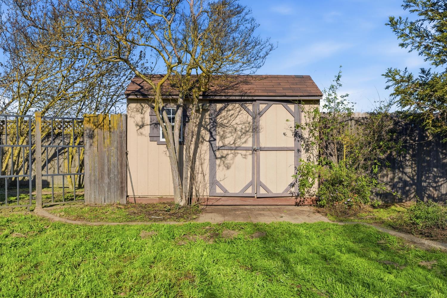4224 Griffin Road Hughson, CA 95326 - Photo 31 of 46 a view of backyard with tree