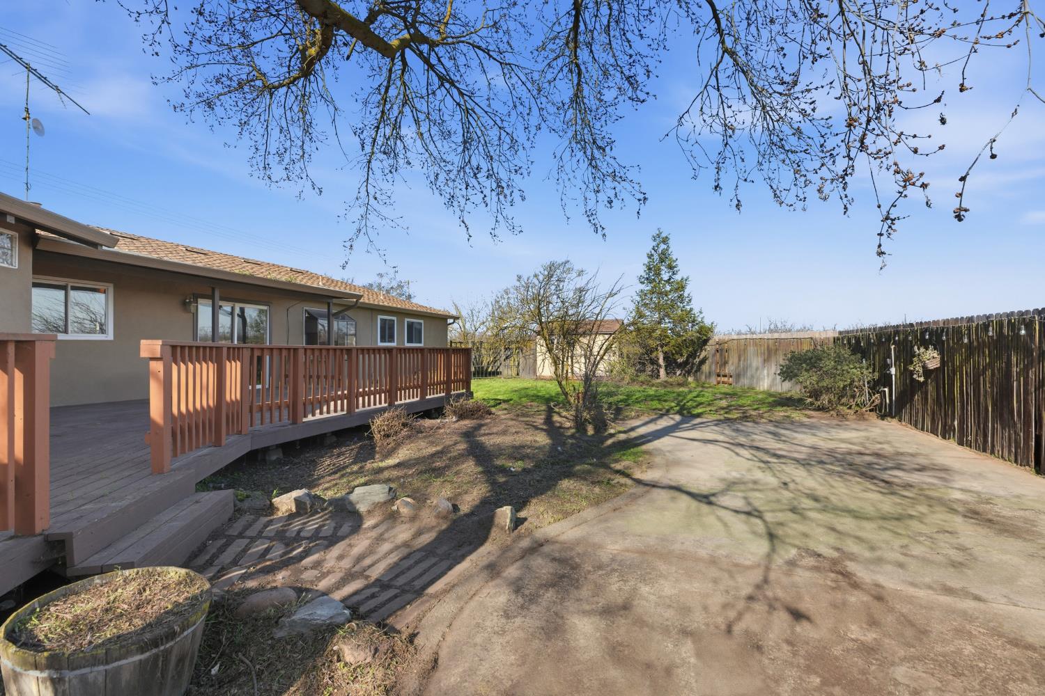 4224 Griffin Road Hughson, CA 95326 - Photo 33 of 46 a backyard of a house with wooden fence