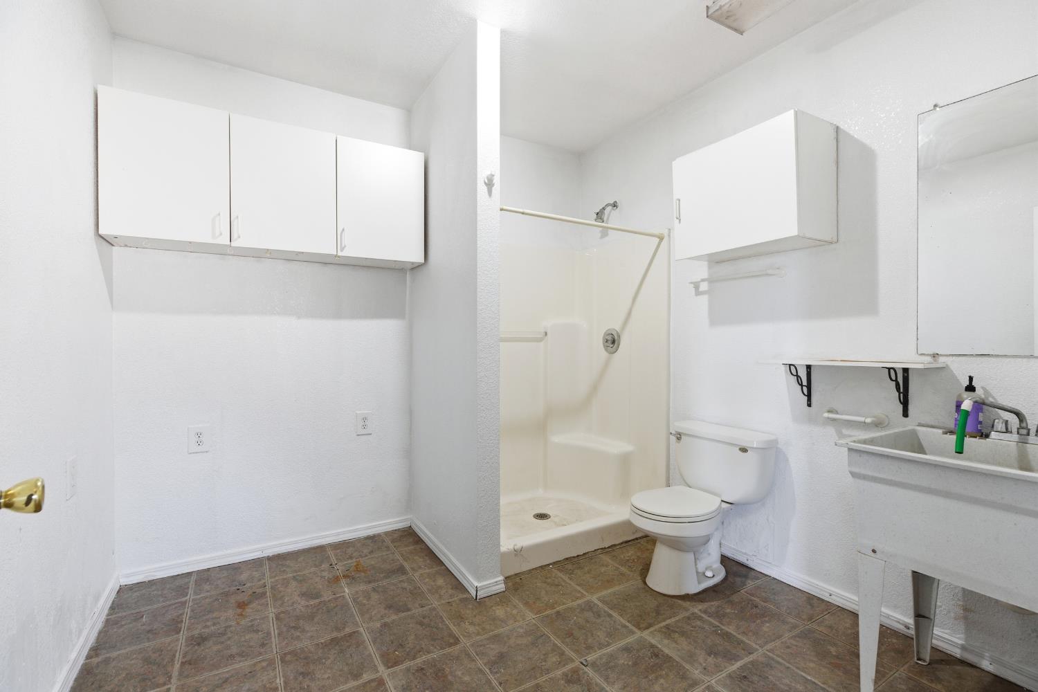 4224 Griffin Road Hughson, CA 95326 - Photo 39 of 46 a bathroom with a toilet and a shower