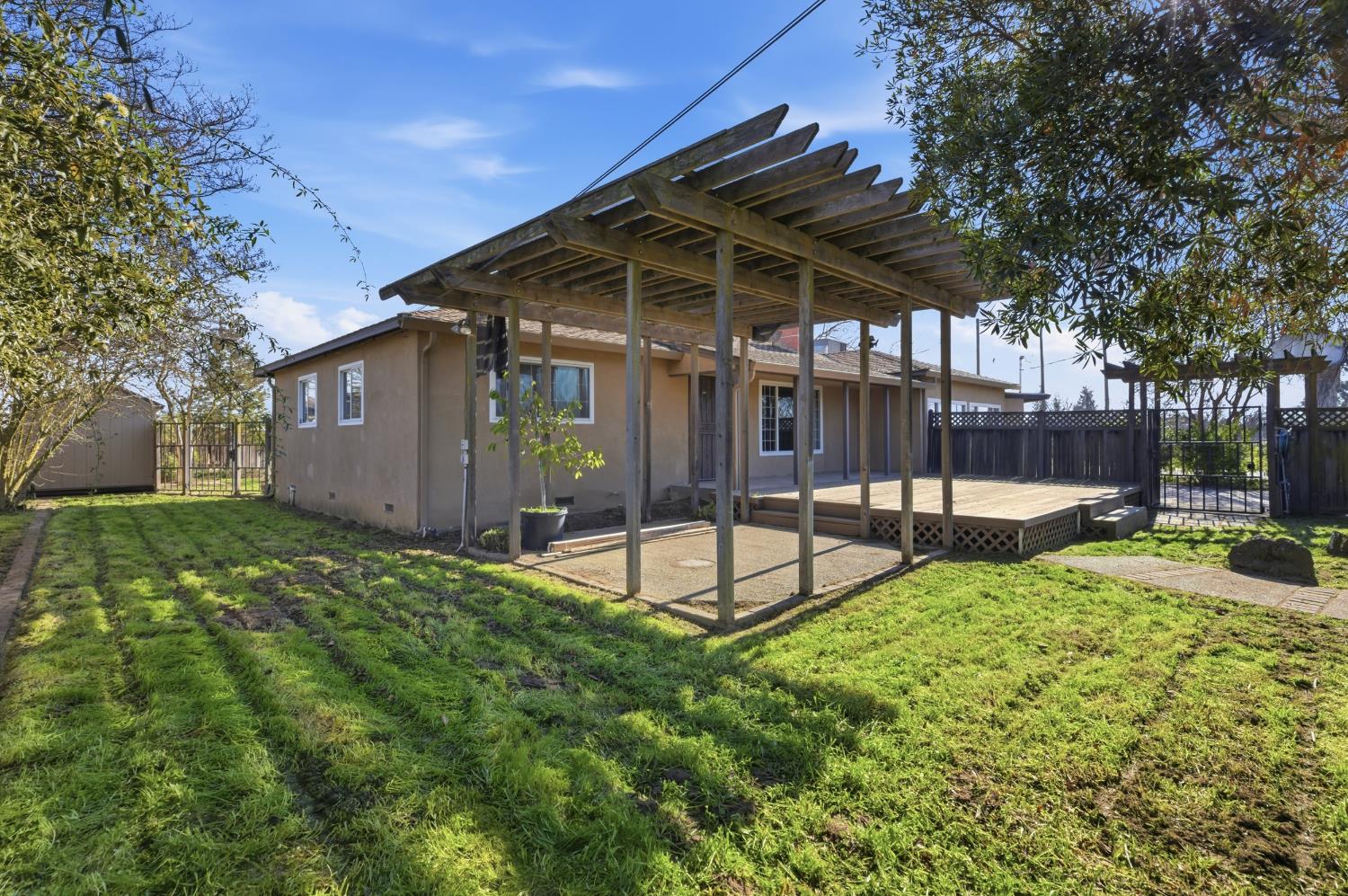4224 Griffin Road Hughson, CA 95326 - Photo 7 of 46 a view of a house with backyard and sitting area