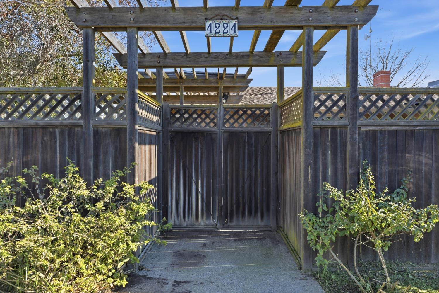 4224 Griffin Road Hughson, CA 95326 - Photo 9 of 46 a front view of a house