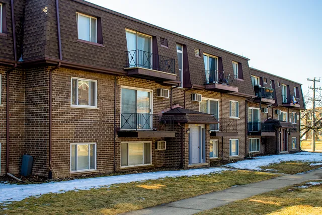 $2,100 | 10457 Dearlove Road, Unit 1A, Glenview, IL 60025