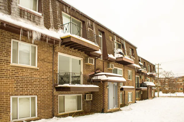 $2,100 | 10457 Dearlove Road, Unit 1A, Glenview, IL 60025