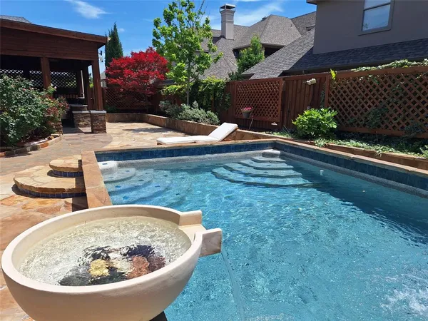 a view of a house with backyard