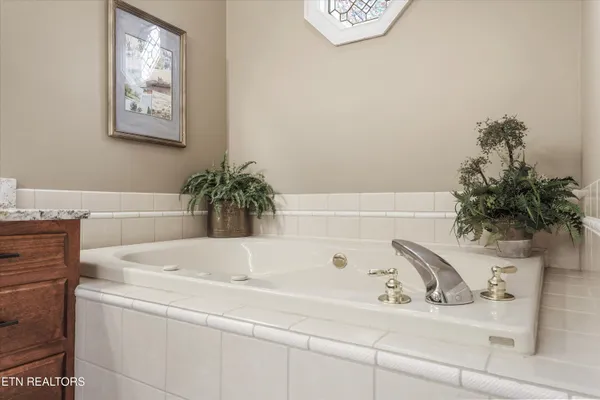 $809,900 | 1826 Peppertree Drive, Alcoa, TN 37701