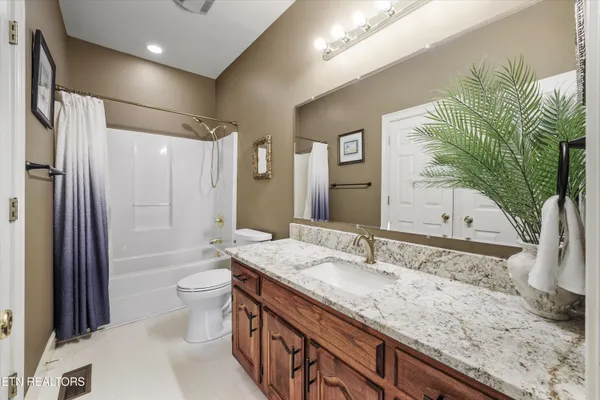 $809,900 | 1826 Peppertree Drive, Alcoa, TN 37701