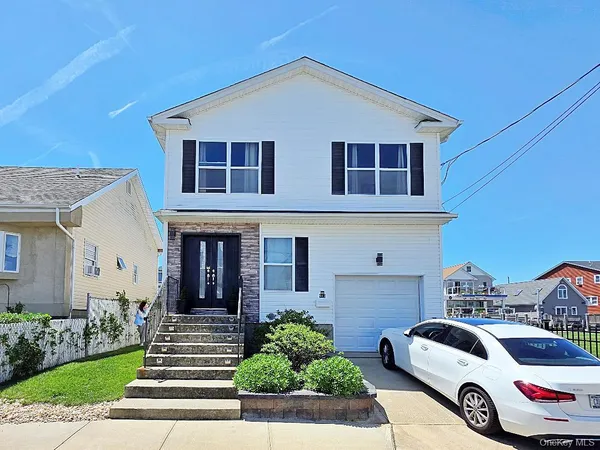 $930,000 | 913 Arctic Street, Lindenhurst, NY 11757