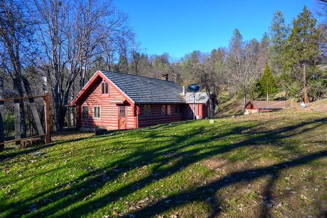 a view of a house with backyard and garden