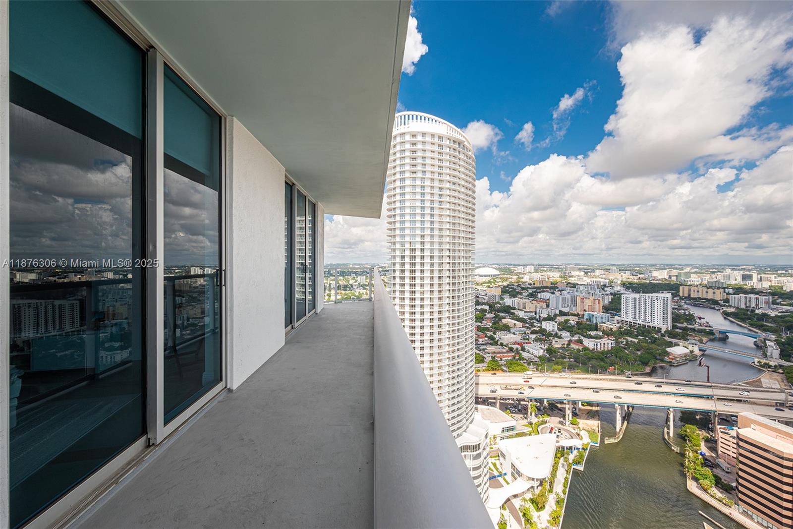 185 Southwest 7th Street, Unit 4201 Miami, FL 33130 - Photo 10 of 29 a view of balcony with city view