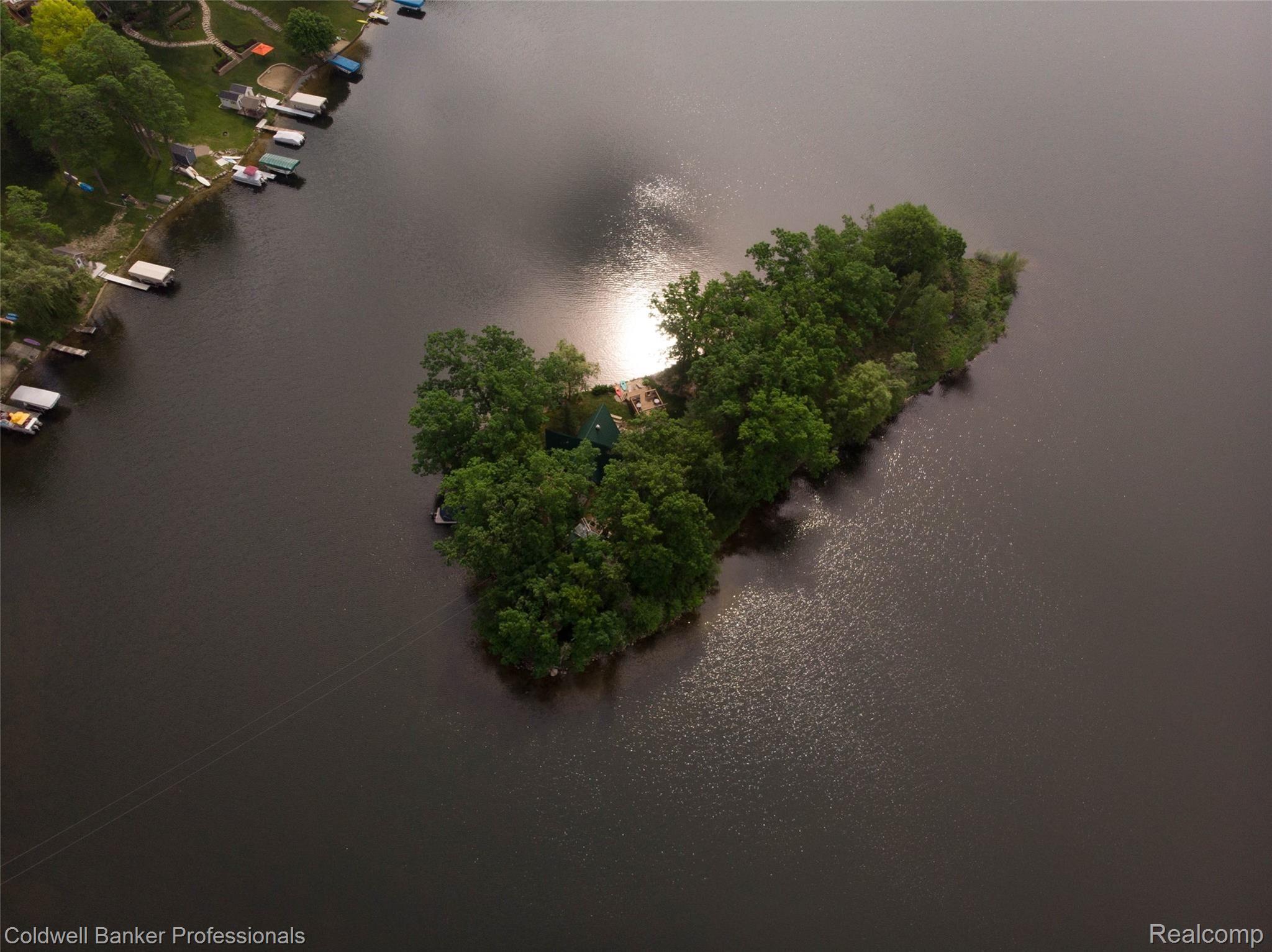 9943 Norman Road Clarkston, MI 48348 - Photo 7 of 45 Full Island1.jpg