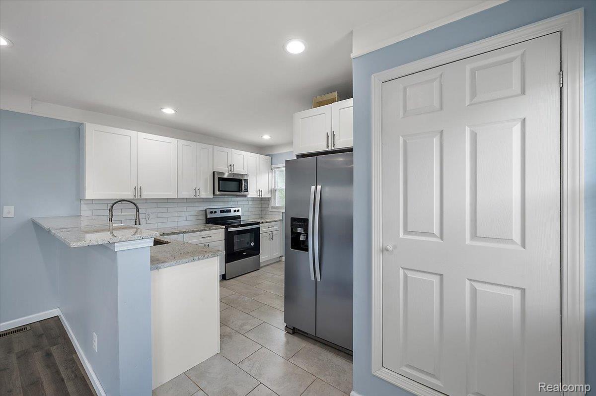 233 West 11 Mile Road Madison Heights, MI 48071 - Photo 9 of 44 Updated Cabinets, Granite & SS Appliances