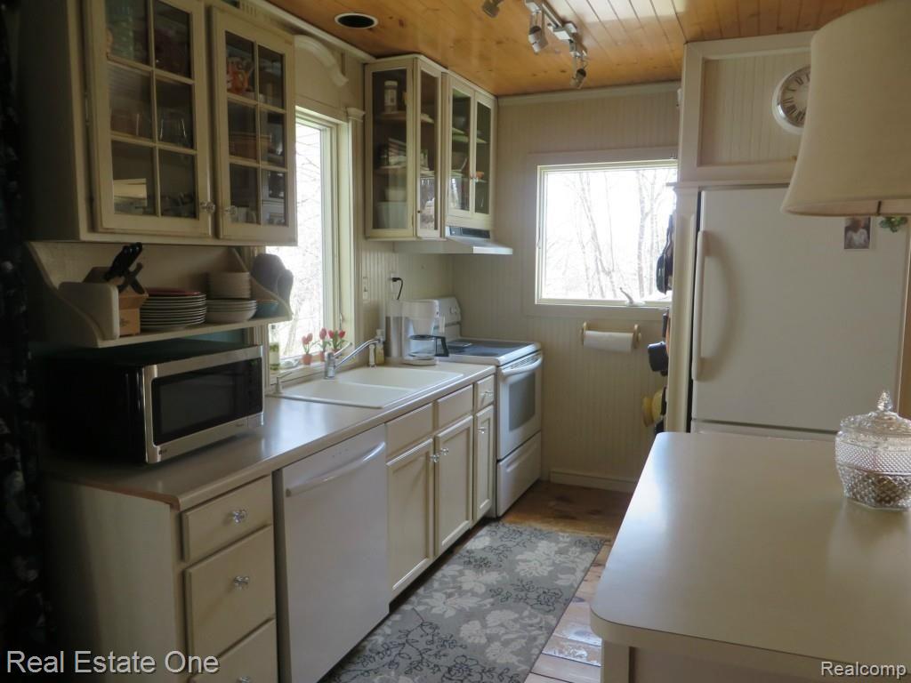 2486 Texter Road Leonard, MI 48367 - Photo 10 of 64 IMG_1737.jpg