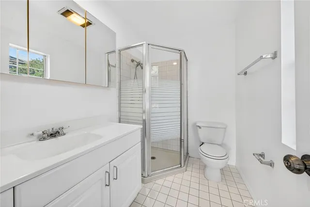 a view of a big room with closet and windows