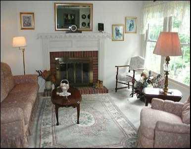 517 McCombs Road Venetia, PA 15367 - Photo 2 of 8 Living Room.