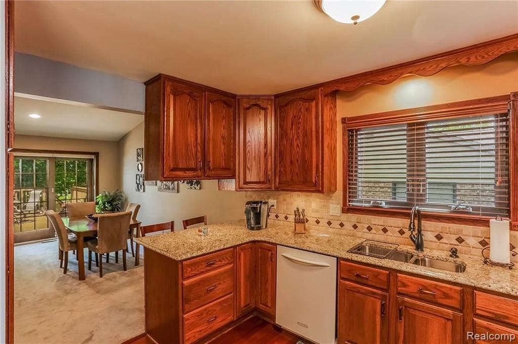 2049 Elkhorn Drive Rochester Hills, MI 48307 - Photo 14 of 34