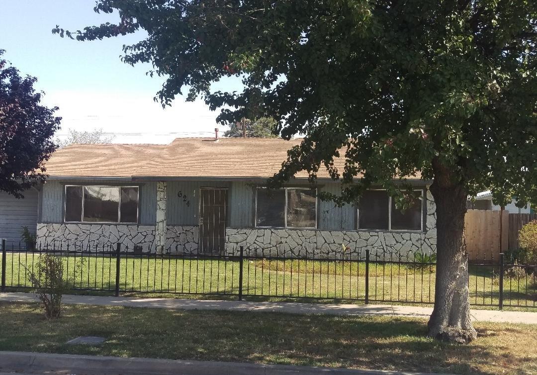624 South R Street Tulare, CA 93274 - Photo 1 of 2 Primary Photo