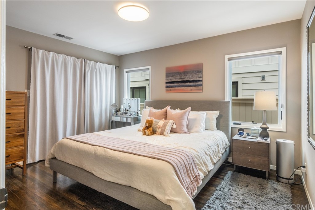 316 7th Street Manhattan Beach, CA 90266 - Photo 19 of 34 a bedroom with bed and a window