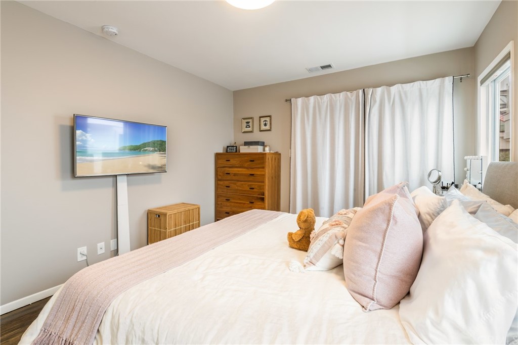 316 7th Street Manhattan Beach, CA 90266 - Photo 20 of 34 a bedroom with a bed and a painting on the wall