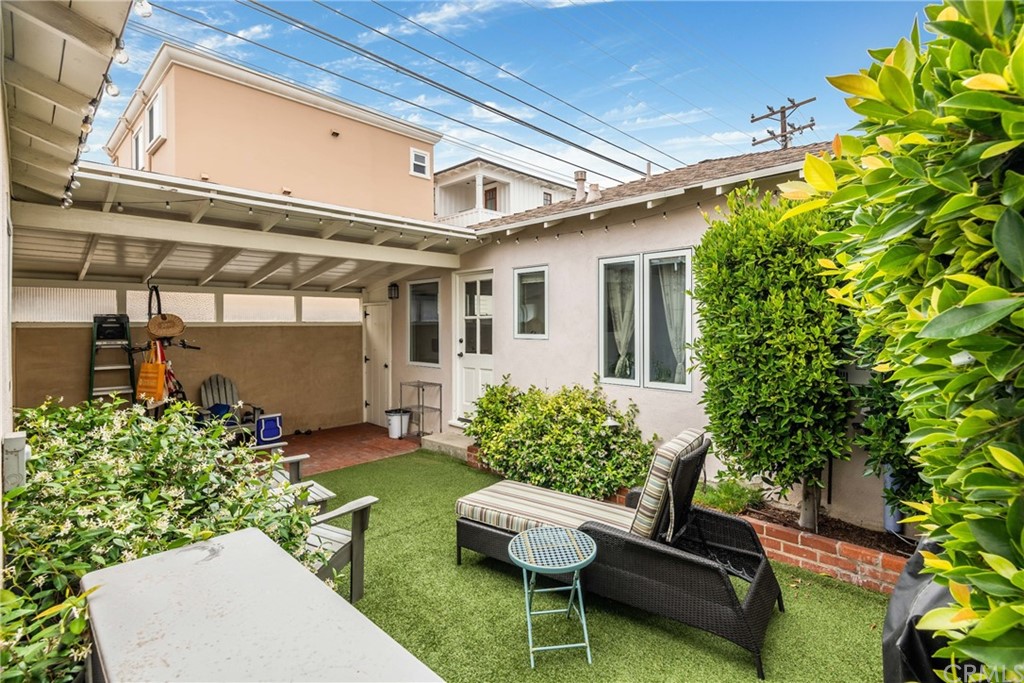 316 7th Street Manhattan Beach, CA 90266 - Photo 29 of 34 a house view with a garden space