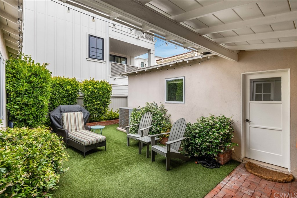 316 7th Street Manhattan Beach, CA 90266 - Photo 30 of 34 a garden view with a seating space