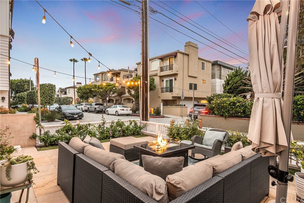316 7th Street Manhattan Beach, CA 90266 - Photo 4 of 34 a view of an outdoor sitting area